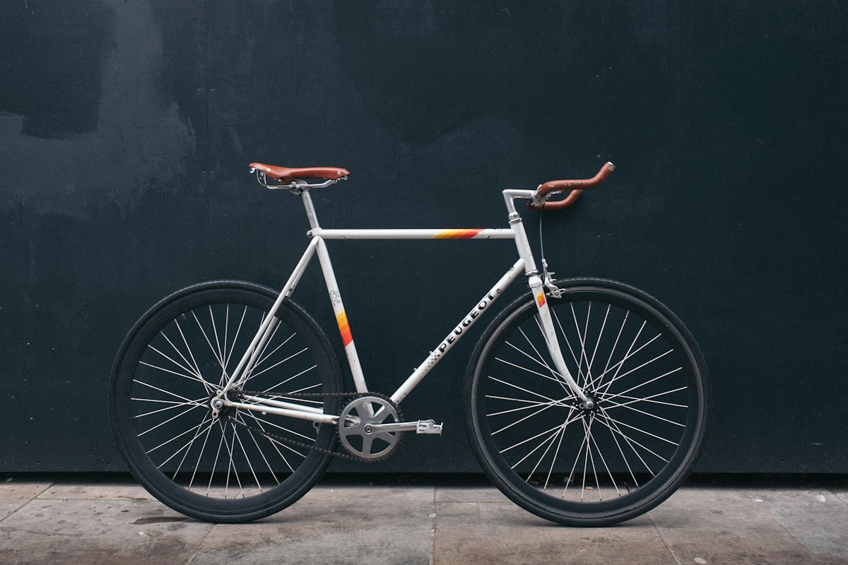 Schlankes Fahrrad in Seitenansicht vor einer dunklen Wand