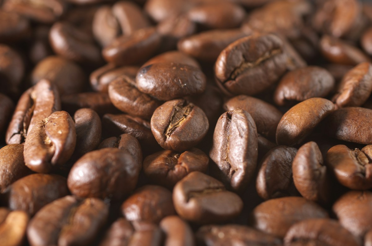 Frisch zubereiteter Kaffee auf einem Tisch